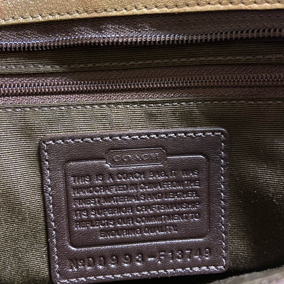 Coach brand clutch in very nice shape - Picture 4 of 7